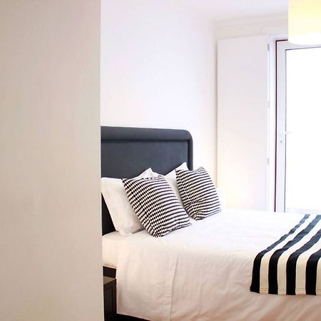 Joivy Modern 1-Bed Apt With Terrace, Moments From Sao Bento Palace ลิสบอน ภายนอก รูปภาพ