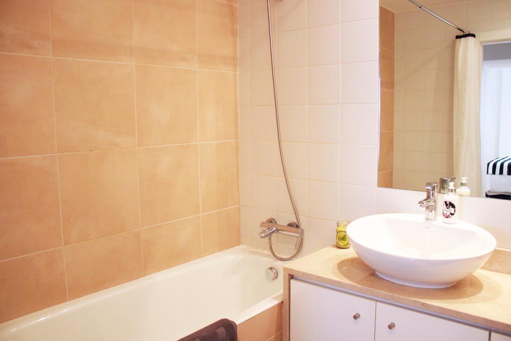 Joivy Modern 1-Bed Apt With Terrace, Moments From Sao Bento Palace ลิสบอน ภายนอก รูปภาพ